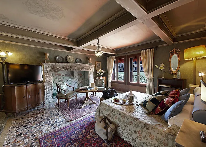 Palazzetto Pisani Grand Canal