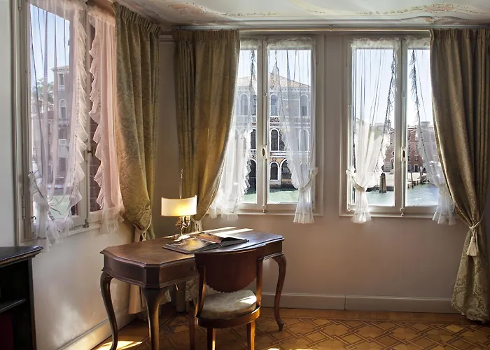 Palazzetto Pisani Grand Canal