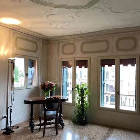 Palazzetto Pisani Grand Canal Benátky